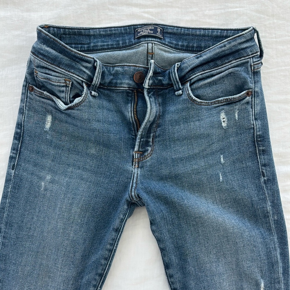 Distressed skinny jeans